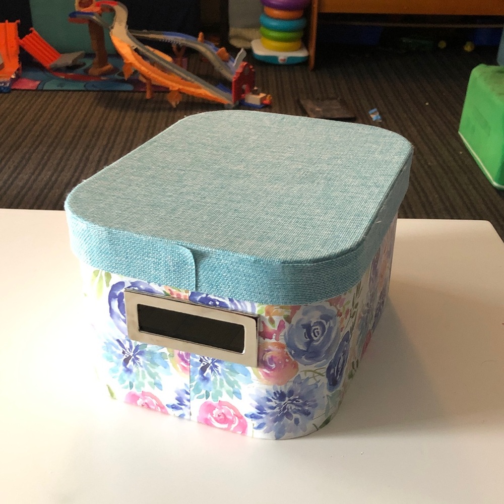 🚚 Floral Storage Bin with Lid